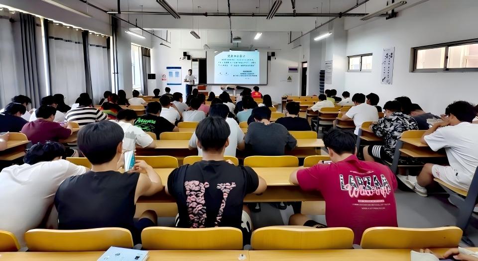 医教携手筑健康防线 科普赋能护青春远航